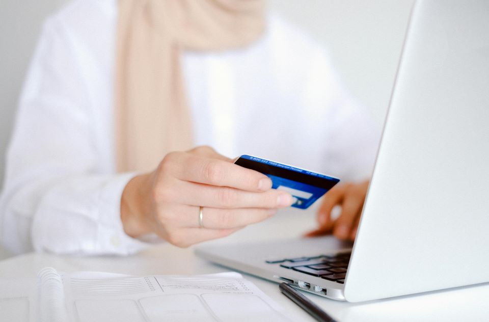 Cómo gestionar las reservas de tu alojamiento de forma eficaz 3 cliente-paga-tarjeta-ordenador