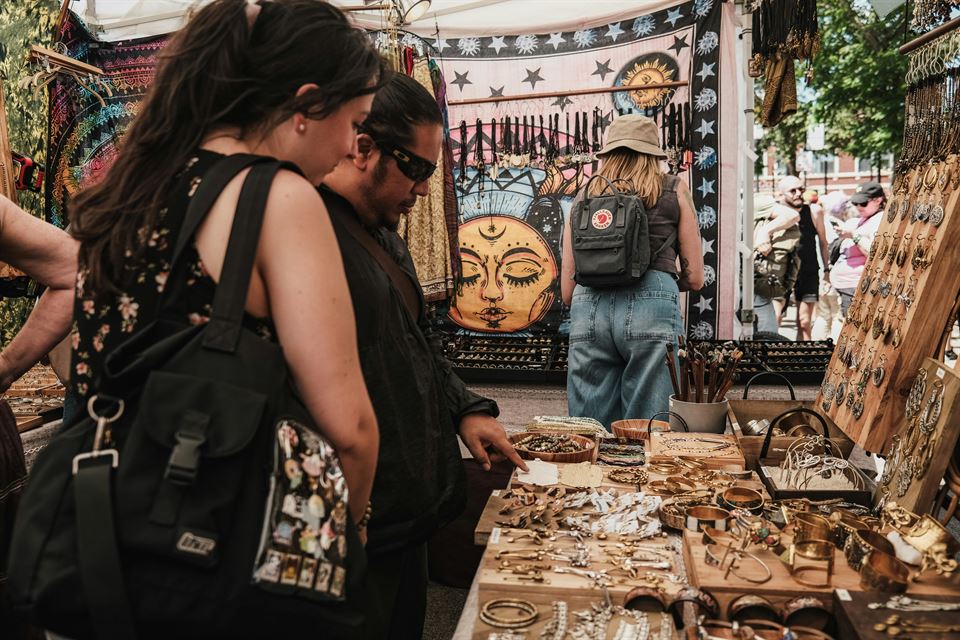 personas-miran-mercadillo