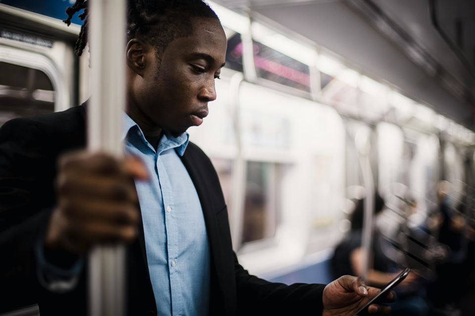 hombre-mira-su-movil-en-el-metro