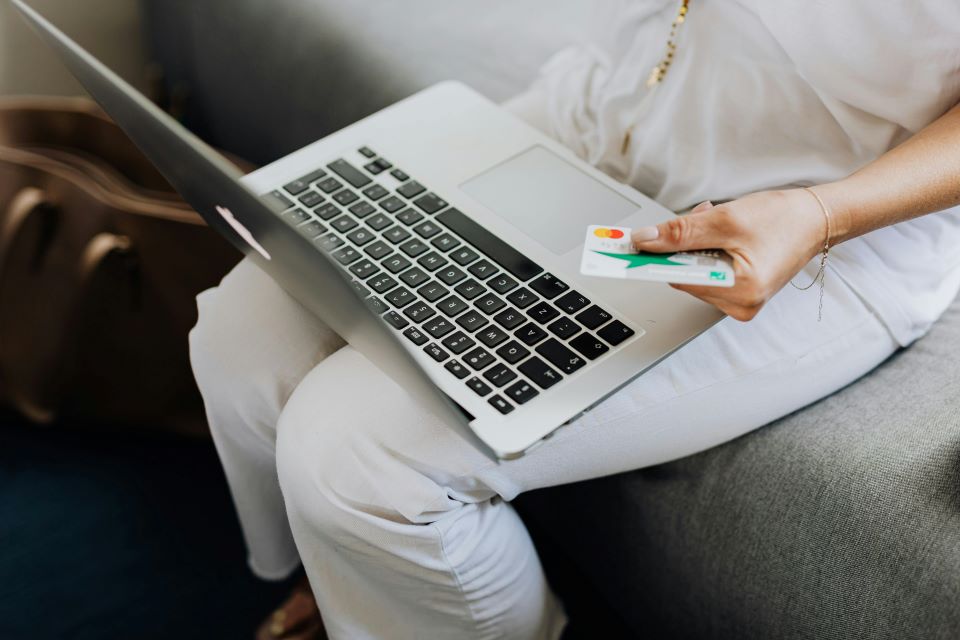 La Guía Definitiva: Cómo Proteger tu Alquiler Vacacional, a tus Huéspedes y a Ti Mismo 4 mujer-con-tarjeta-credito-compra-internet