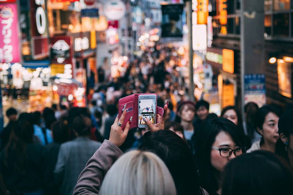 turista-hace-foto-calle-concurrida