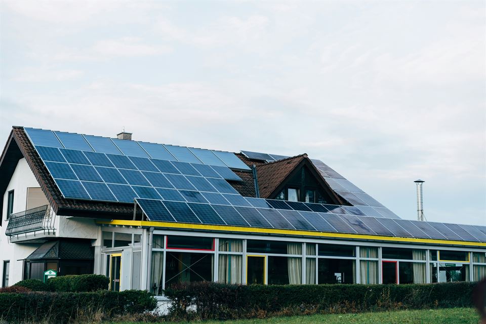 La Magia de Hospedar: Guía Maestra de Tendencias en el Alquiler Vacacional 2024-2025 2 casa-con-panales-solares-techo
