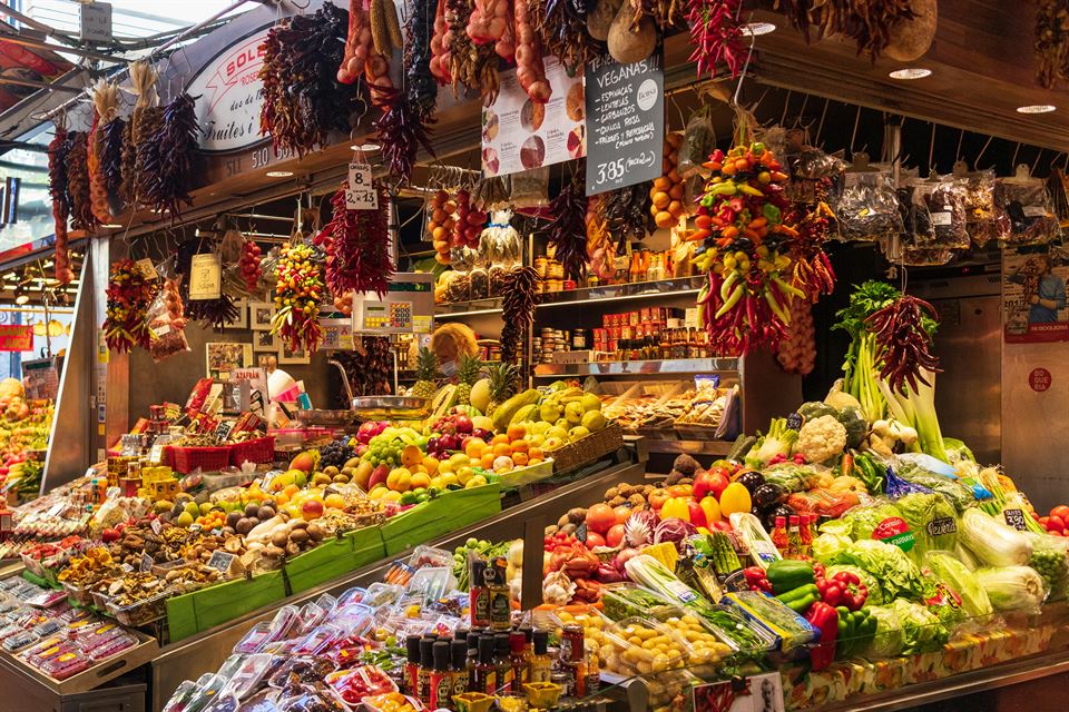 La Magia de Hospedar: Guía Maestra de Tendencias en el Alquiler Vacacional 2024-2025 5 mercado-comida