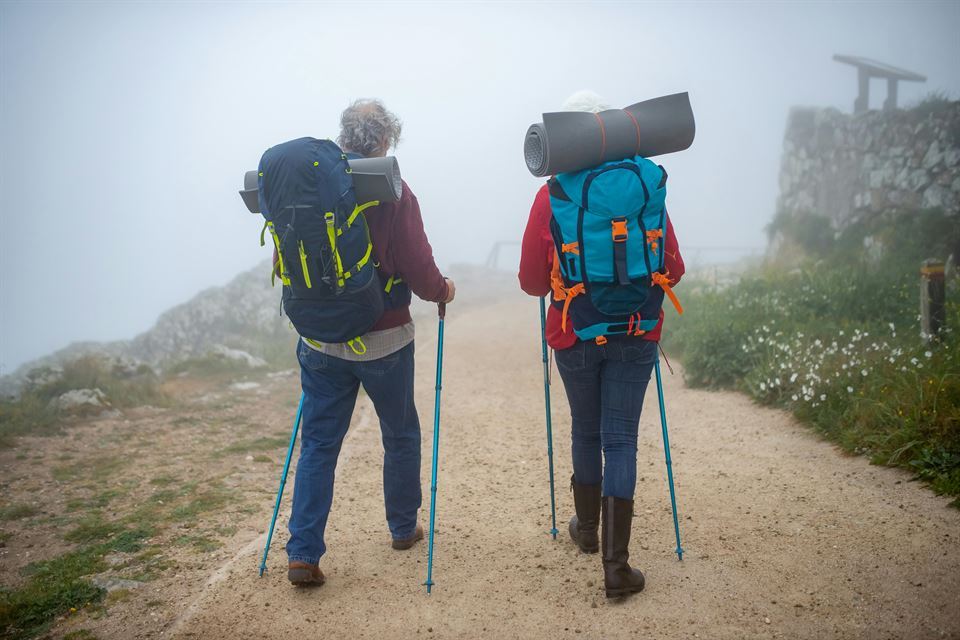 La Magia de Hospedar: Guía Maestra de Tendencias en el Alquiler Vacacional 2024-2025 11 mayores-hacen-senderismo