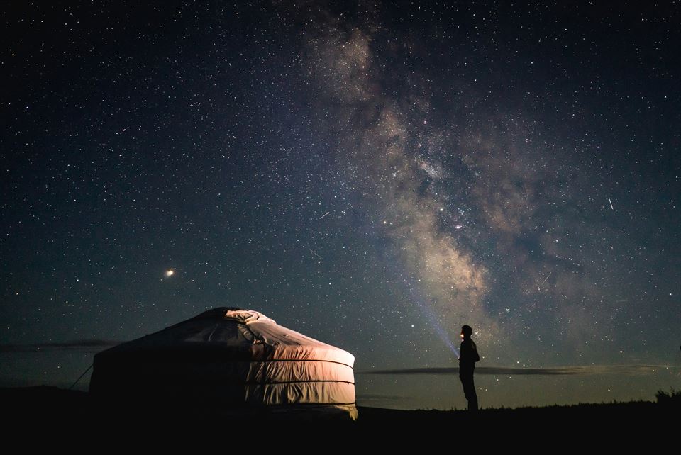 La Magia de Hospedar: Guía Maestra de Tendencias en el Alquiler Vacacional 2024-2025 7 hombre-observa-cielo-estrellado-via-lactea