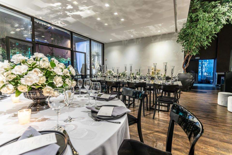 Magia Festiva bajo el Sol: Guía Definitiva para Celebrar la Navidad y Nochevieja en Lanzarote 6 restaurante-cena-mesas-preparadas