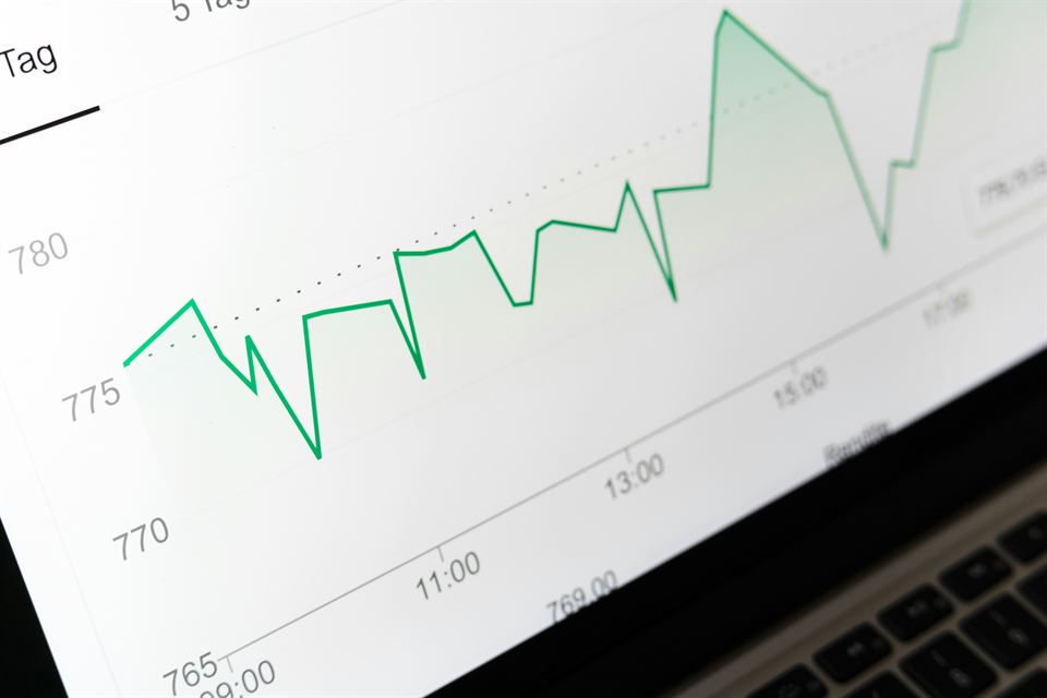 La Guía Definitiva de Marketing Digital y Estrategia con OTAs para tu Alquiler Vacacional 7 grafico-pantalla-ordenador