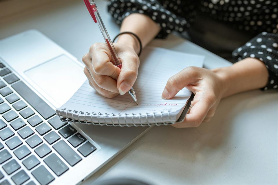 mujer-escribe-cuaderno