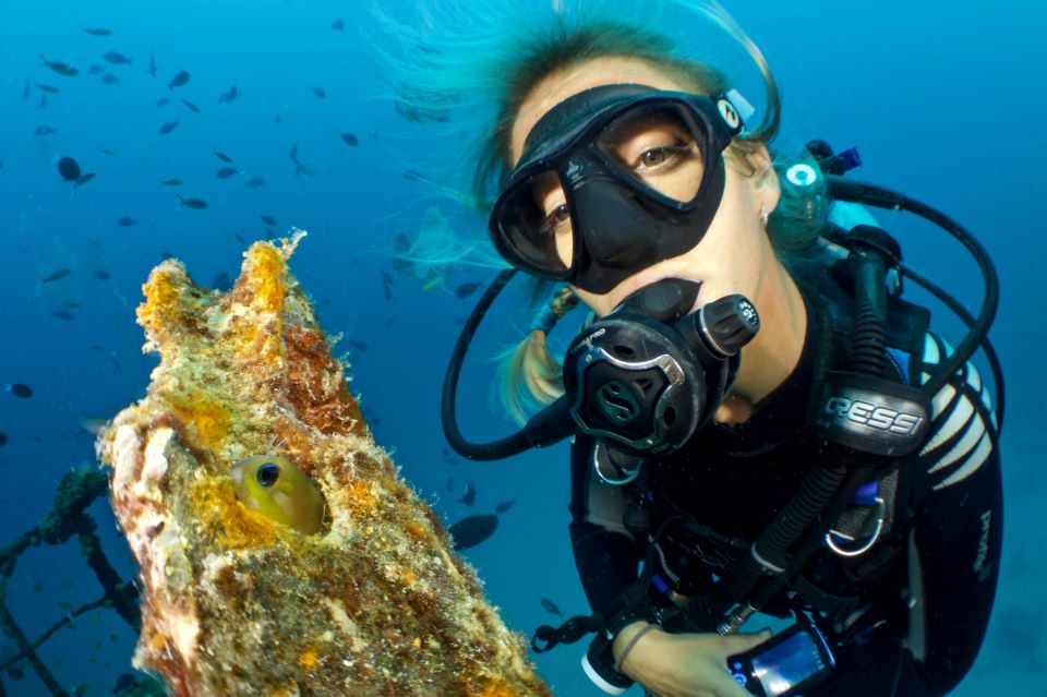 mujer-hace-buceo-actividad-de-lanzarote-en-invierno