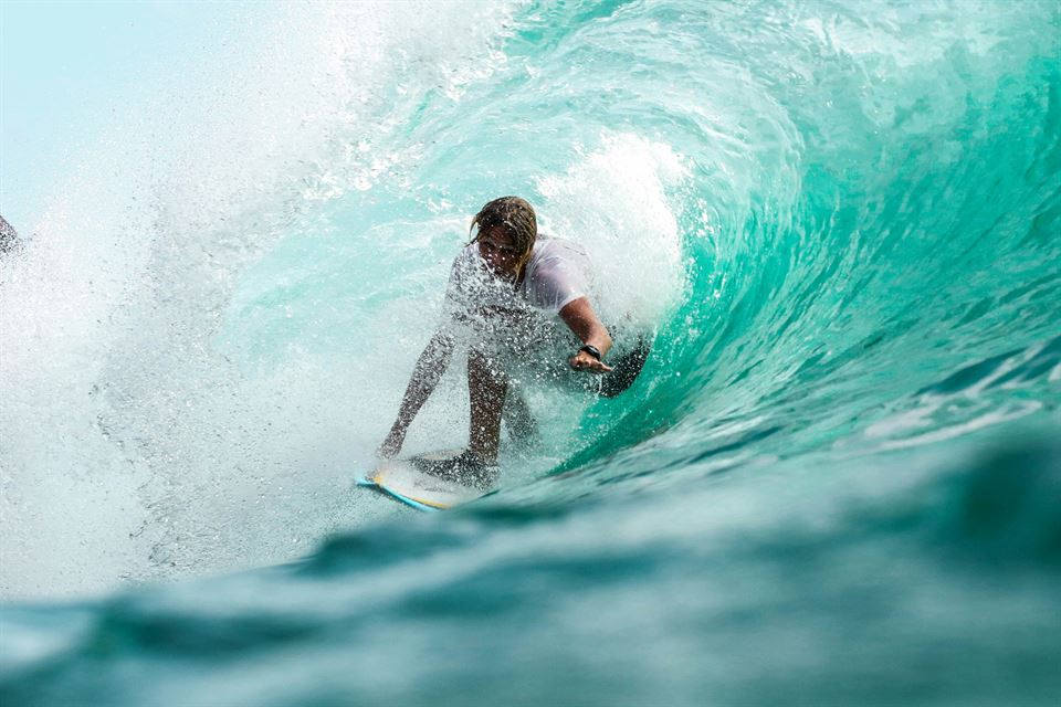 surfista-en-una-ola