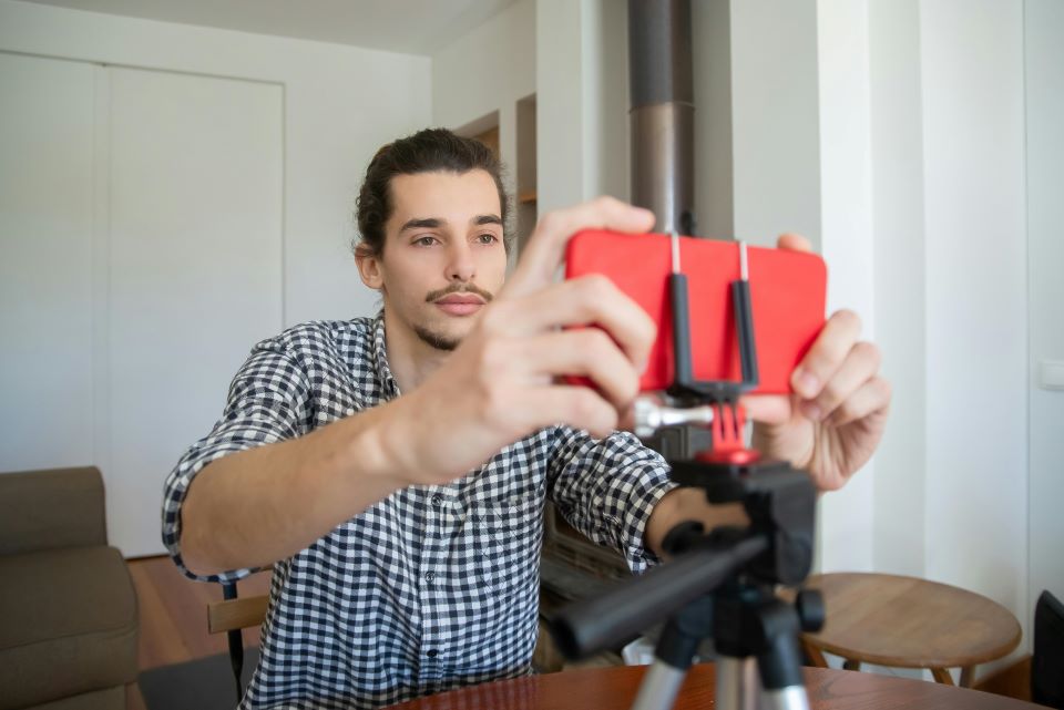joven-prepara-camara-movil-para-grabar-video-para-promocionar-tu-alquiler-vacacional