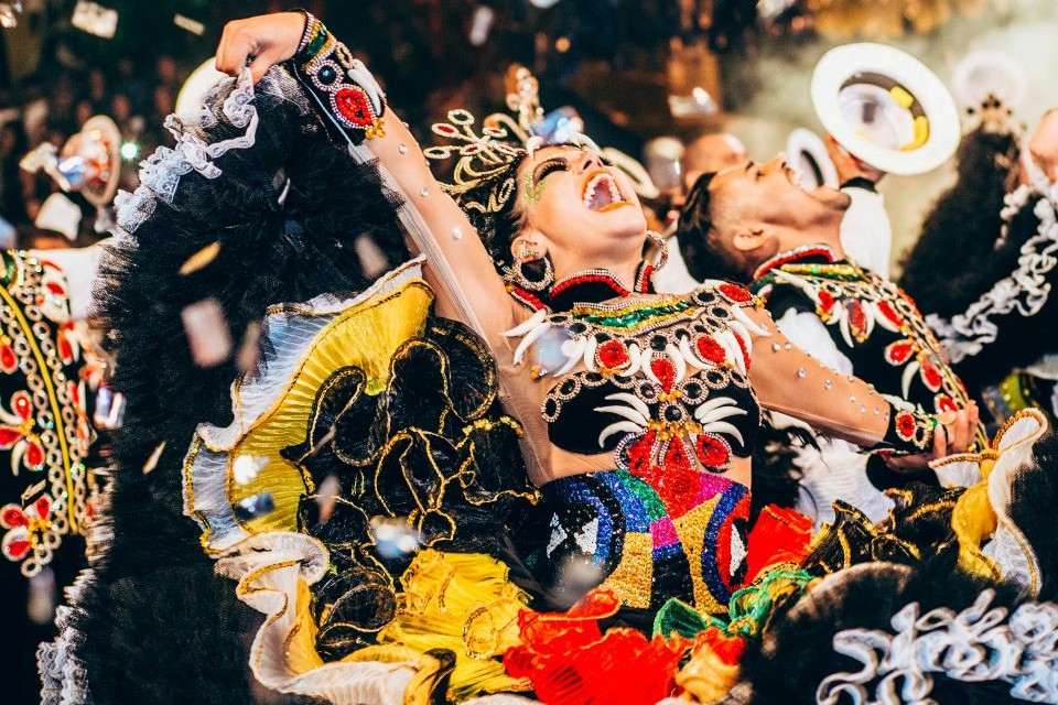 desfile-carnaval-mujer-canta