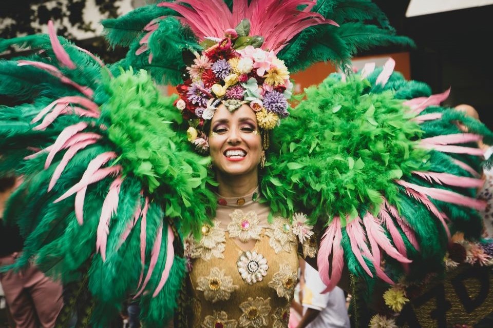 Guía para disfrutar al máximo del Carnaval de Lanzarote 5 mujer-desfile-carnaval