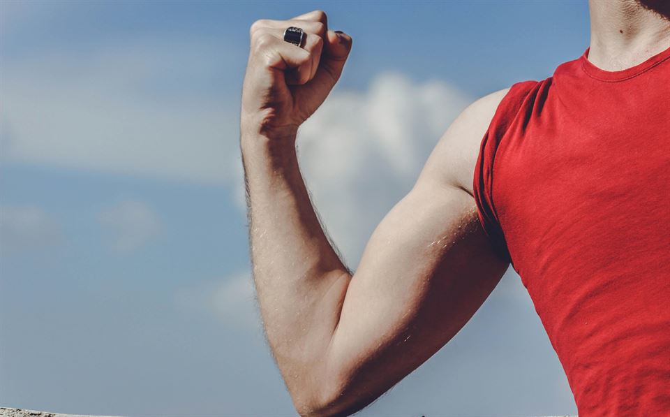 Cómo hacer un análisis DAFO para tu alquiler vacacional 3 hombre-enseña-musculo-brazo