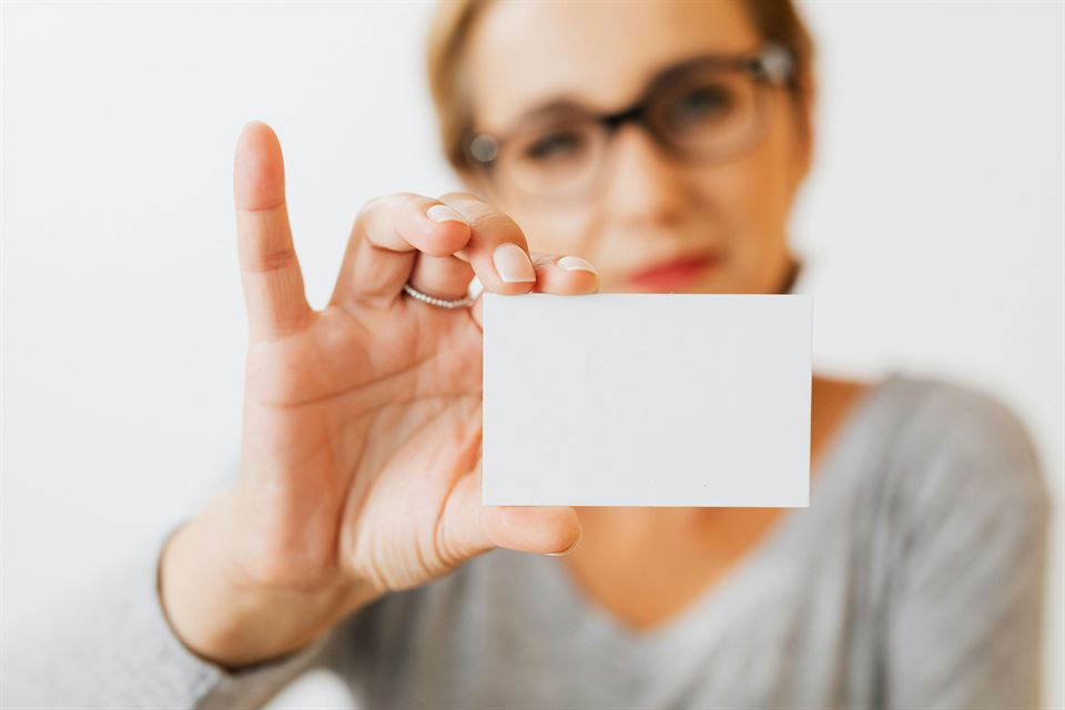 mujer-muestra-tarjeta-de-visita-vacia-en-blanco