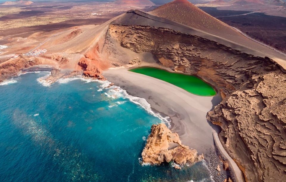 Las 10 rutas de senderismo más impresionantes de Lanzarote 10 charco-los-clicos-al-lado-de-la-poblacion-el-golfo-lanzarote