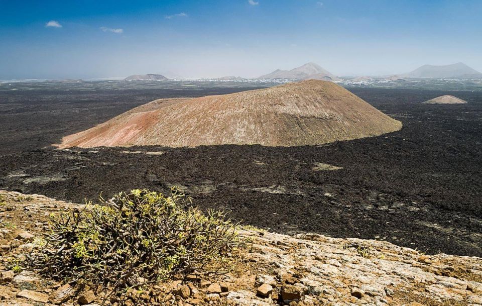 Las 10 rutas de senderismo más impresionantes de Lanzarote 2 volcan-caldera-blanca-lanzarote