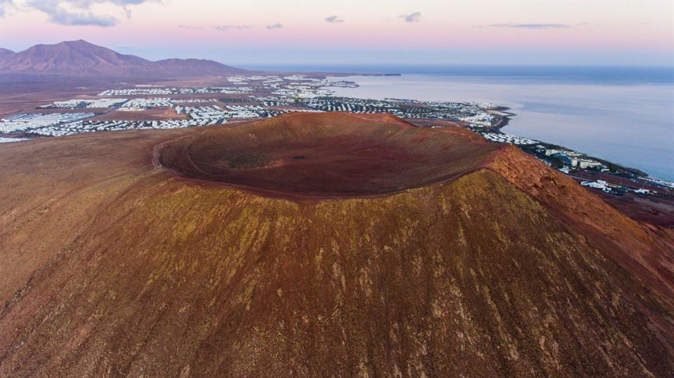 Las 10 rutas de senderismo más impresionantes de Lanzarote 5 montaña-roja-isla-lanzarote