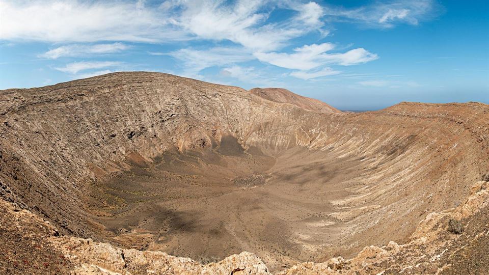 Descubre los 10 miradores más impactantes de Lanzarote 8 volcan-caldera-blanca-miradores-lanzarote