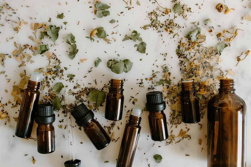 varios-frascos-perfumes-abiertos-con-flores-componentes