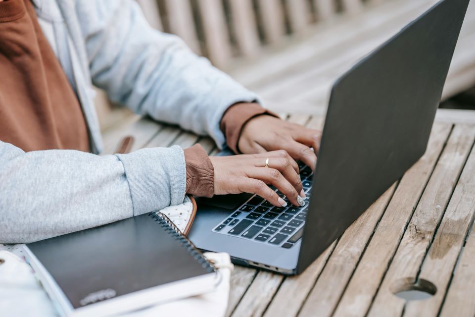 Guía Maestra para Maximizar la Rentabilidad y el Éxito de tu Alquiler Vacacional 3 mujer-escribe-ordenador-portatil