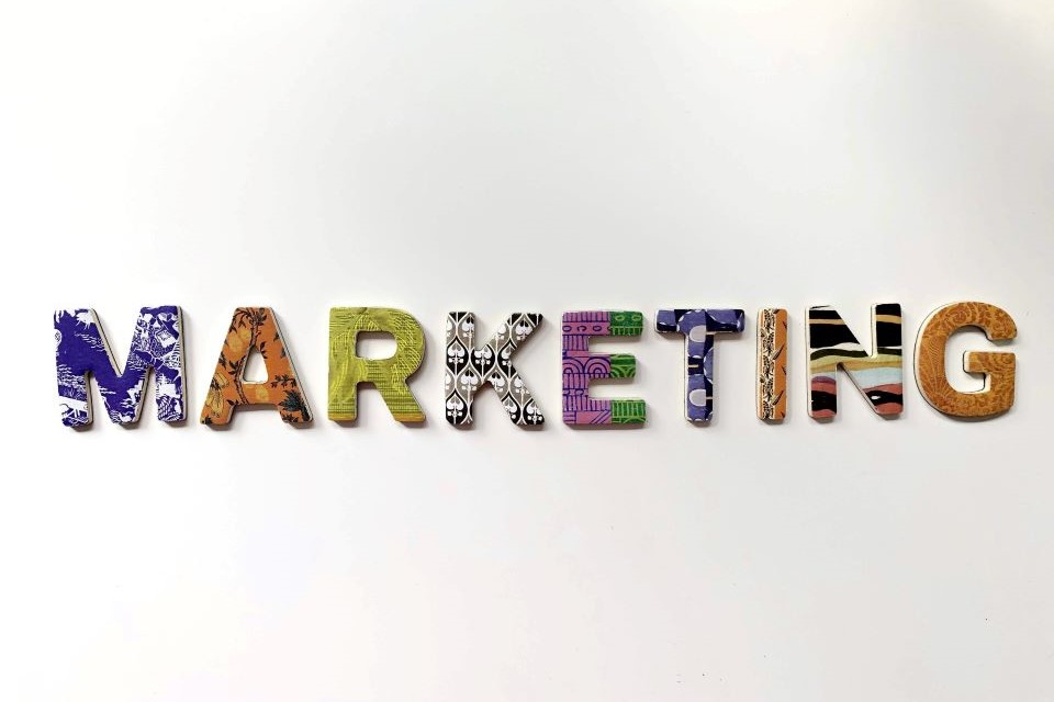 Guía Maestra para Maximizar la Rentabilidad y el Éxito de tu Alquiler Vacacional 10 letras-colores-forman-palabra-marketing