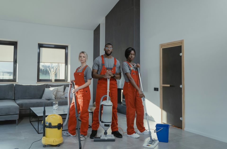 Guía Maestra para Maximizar la Rentabilidad y el Éxito de tu Alquiler Vacacional 7 tres-personas-personal-limpieza-posan-en-una-vivienda