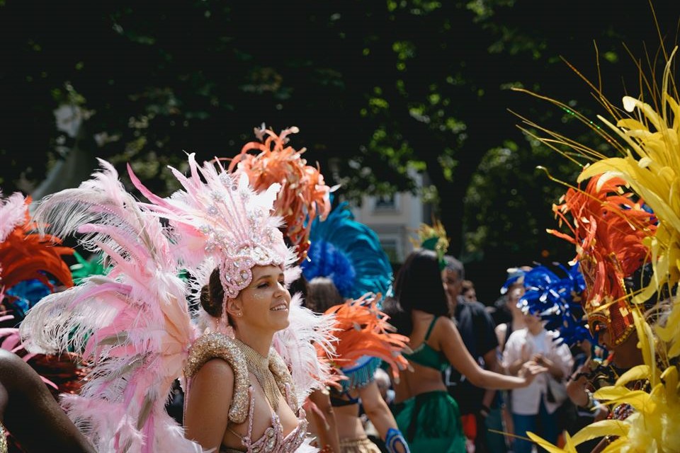 mujer-desfila-en-desfile-carnaval
