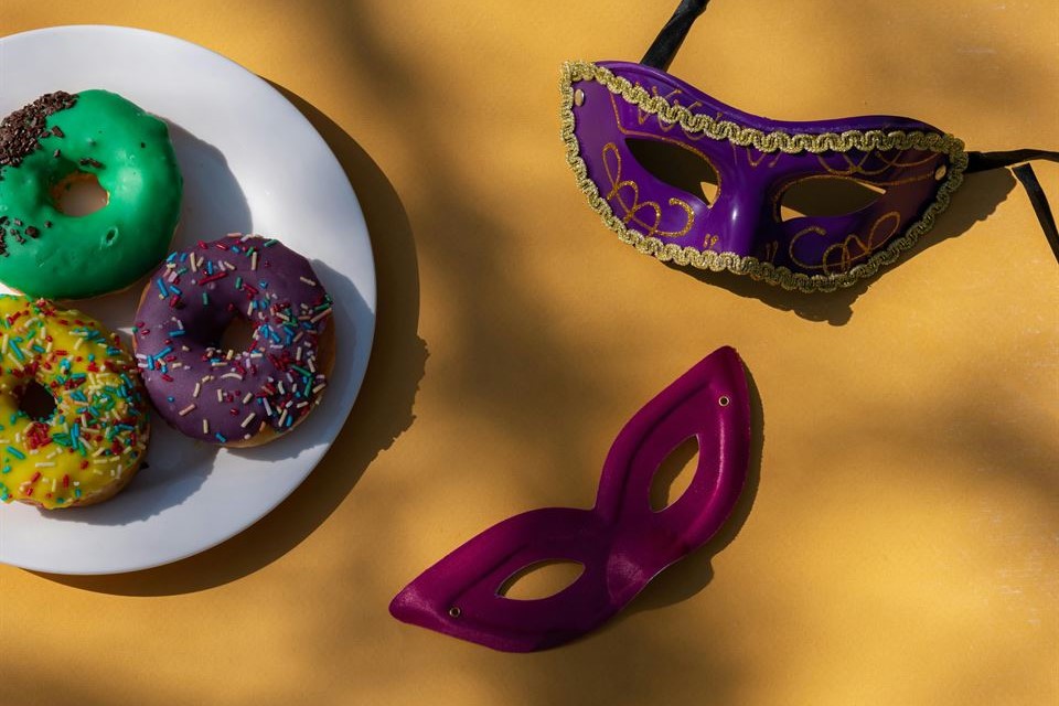 mascara-carnaval-donuts-colores-detalles-para-adaptar-tu-alquiler-vacacional-para-carnaval