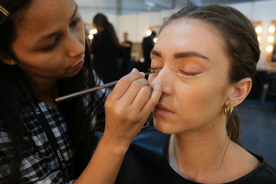 maquilladora-maquilla-mujer