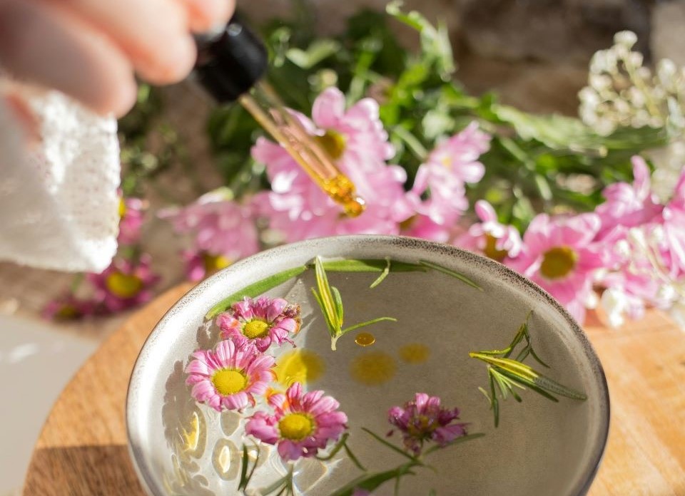 echar-aceite-esencial-bol-agua-y-flores
