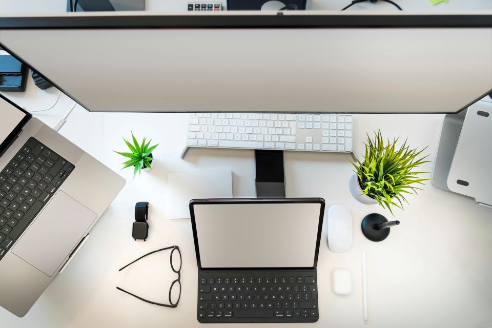 portatil-junto-ordenador-gafas-ver-y-plantas
