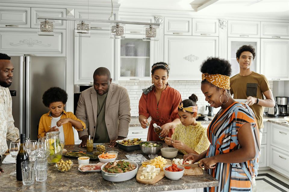 familia-prepara-comida-en-cocina