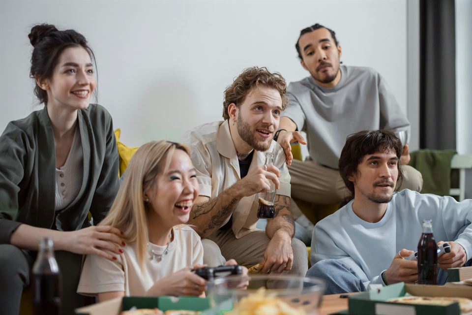amigos-juegan-consola-videojuegos-en-una-vivienda-vacacional-para-grupos