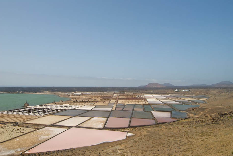 Descubre los 10 miradores más impactantes de Lanzarote 7 salinas-del-janubio-uno-miradores-de-lanzarote