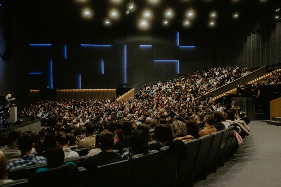 asistir-conferencia-en-eventos-y-ferias-de-alquiler-vacacional