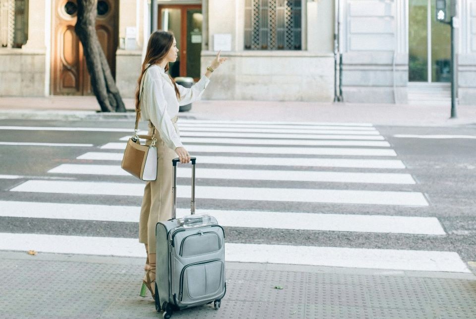 mujer-espera-calle-con-maleta