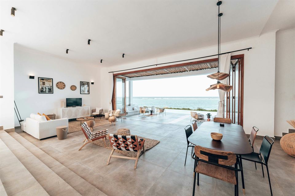 amplio-salon-terraza-al-mar