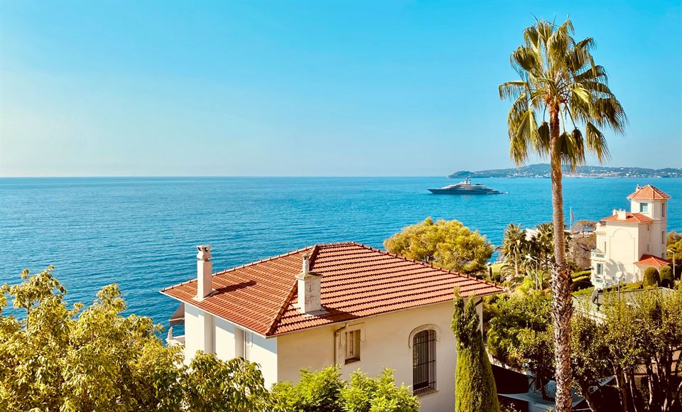 7 tips para los cuidados de una vivienda vacacional cerca del mar 3 casa-cercana-costa-barco-al-fondo