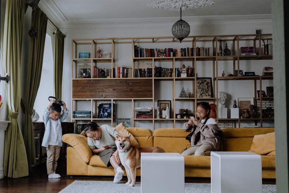 mujer-niños-jugando-sofa-con-un-perro
