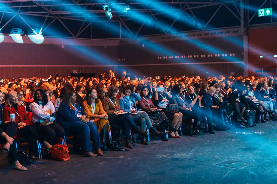 asistentes-a-una-conferencia