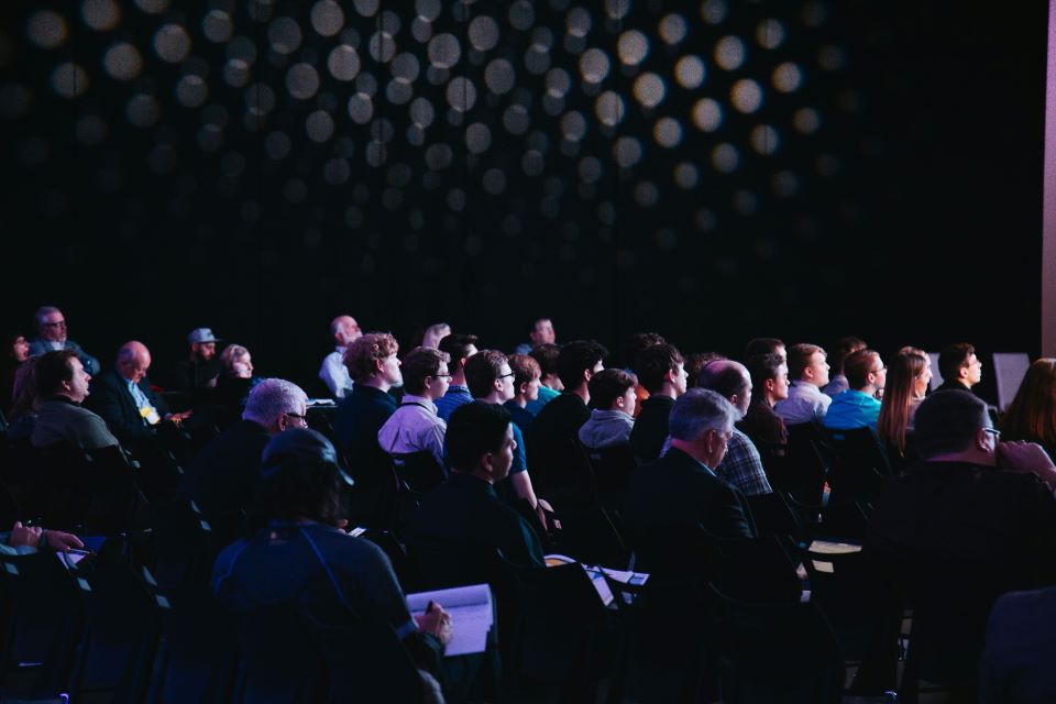 asistentes-conferencias