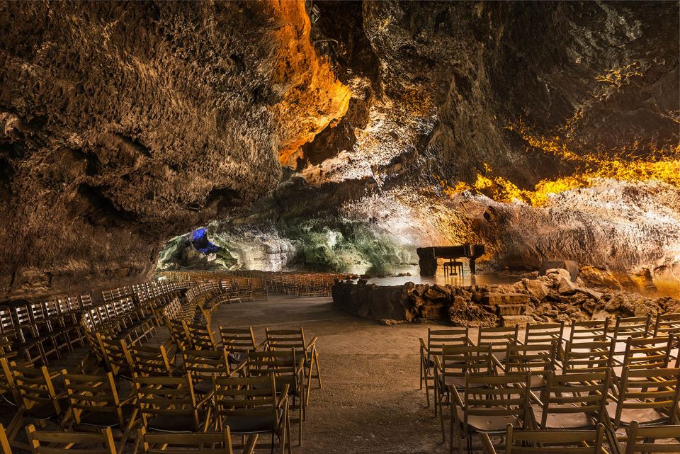 El Legado Infinito de César Manrique: Guía Imprescindible de los Centros de Arte, Cultura y Turismo de Lanzarote 4 auditorio-cueva-de-los-verdes-lanzarote