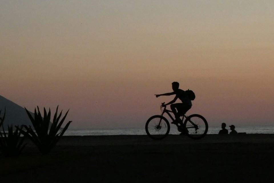 Lanzarote, un destino ideal para los amantes del ciclismo 2 joven-practica-ciclismo-en-lanzarote-al-atardecer