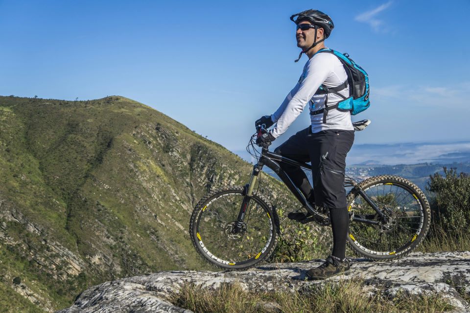 Lanzarote, un destino ideal para los amantes del ciclismo 3 ciclista-cima-montaña