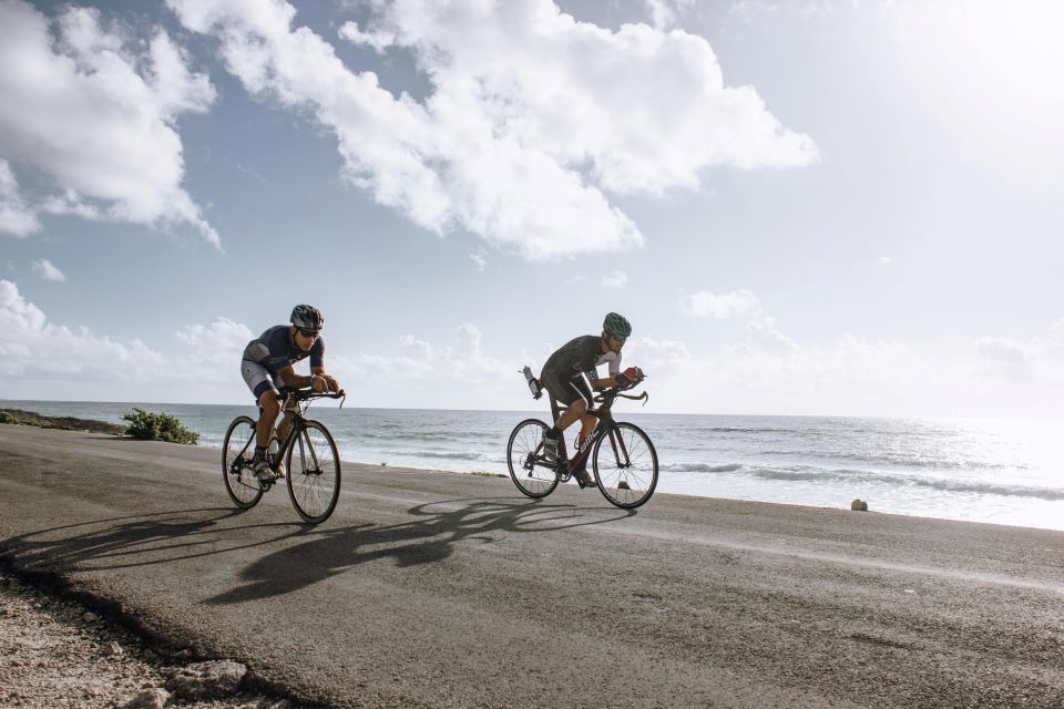 Lanzarote, un destino ideal para los amantes del ciclismo 4 ciclistas-circulan-cerca-de-la-playa