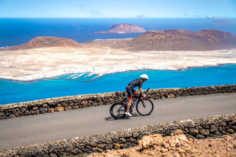 Lanzarote, un destino ideal para los amantes del ciclismo 5 hombre-practicando-ciclismo-en-lanzarote