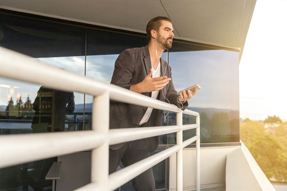 Guía Definitiva: Cómo Crear y Potenciar la Marca de tu Alquiler Vacacional 8 hombre-habla-por-telefono-con-auriculares