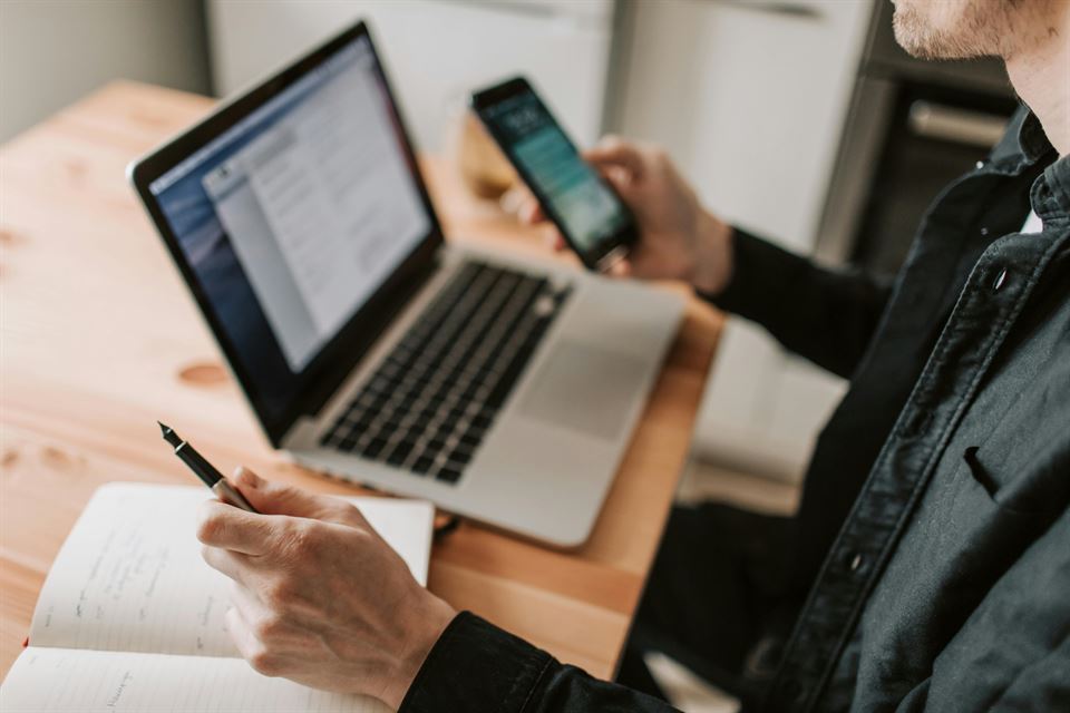 Claves para una buena estrategia de newsletter en la vivienda vacacional 2 hombre-escribe-portatil-email-tecnica-newsletter-en-la-vivienda-vacacional