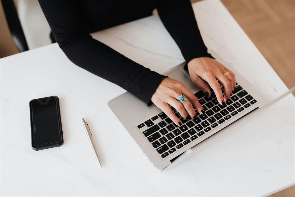 mujer-escribe-portatil-para-hacer-storytelling-en-el-alquiler-vacacional